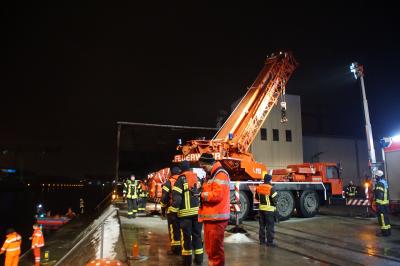 Stuttgart: PKW rutscht bei Blitzeis in den Neckar